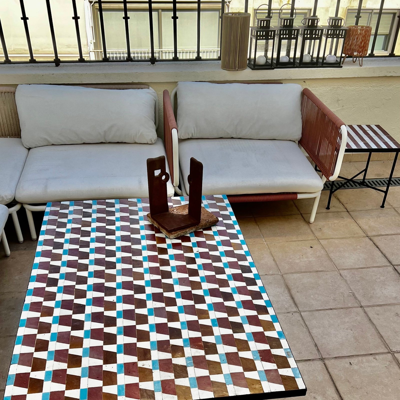 Table zellige motif géométrique détail