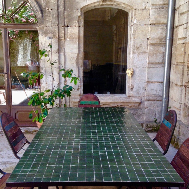 Table motif carré vert foncé