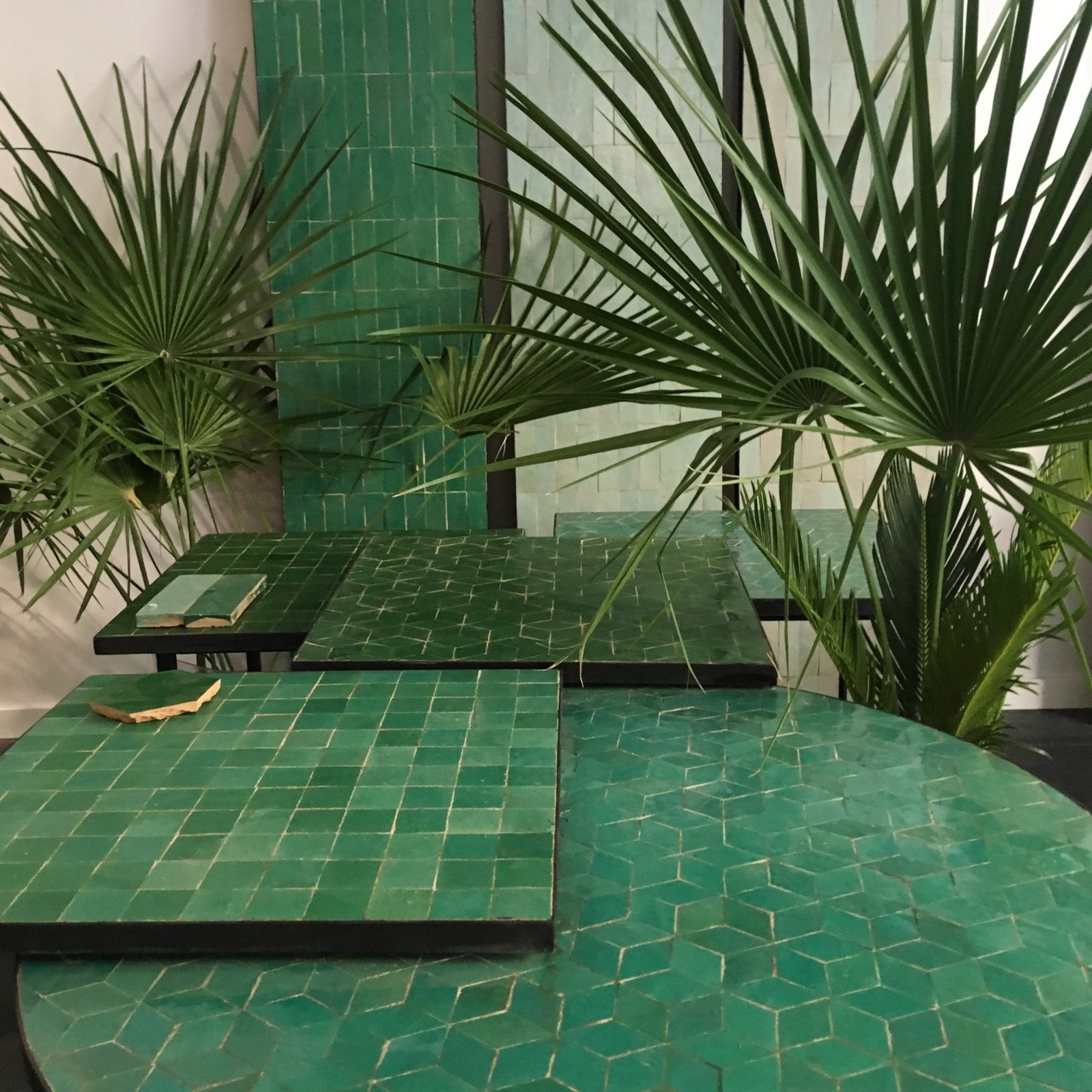 Ensemble tables zellige vert émeraude exposition