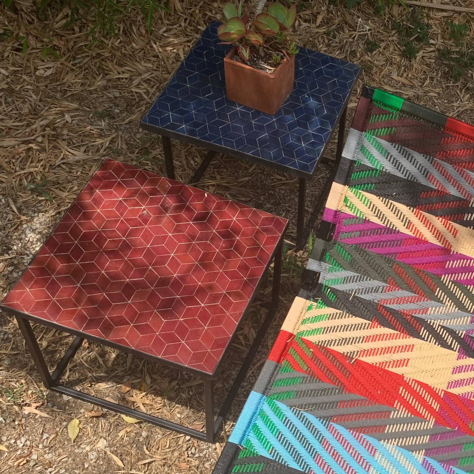 Table basse zellige cube rouge bleu jardin