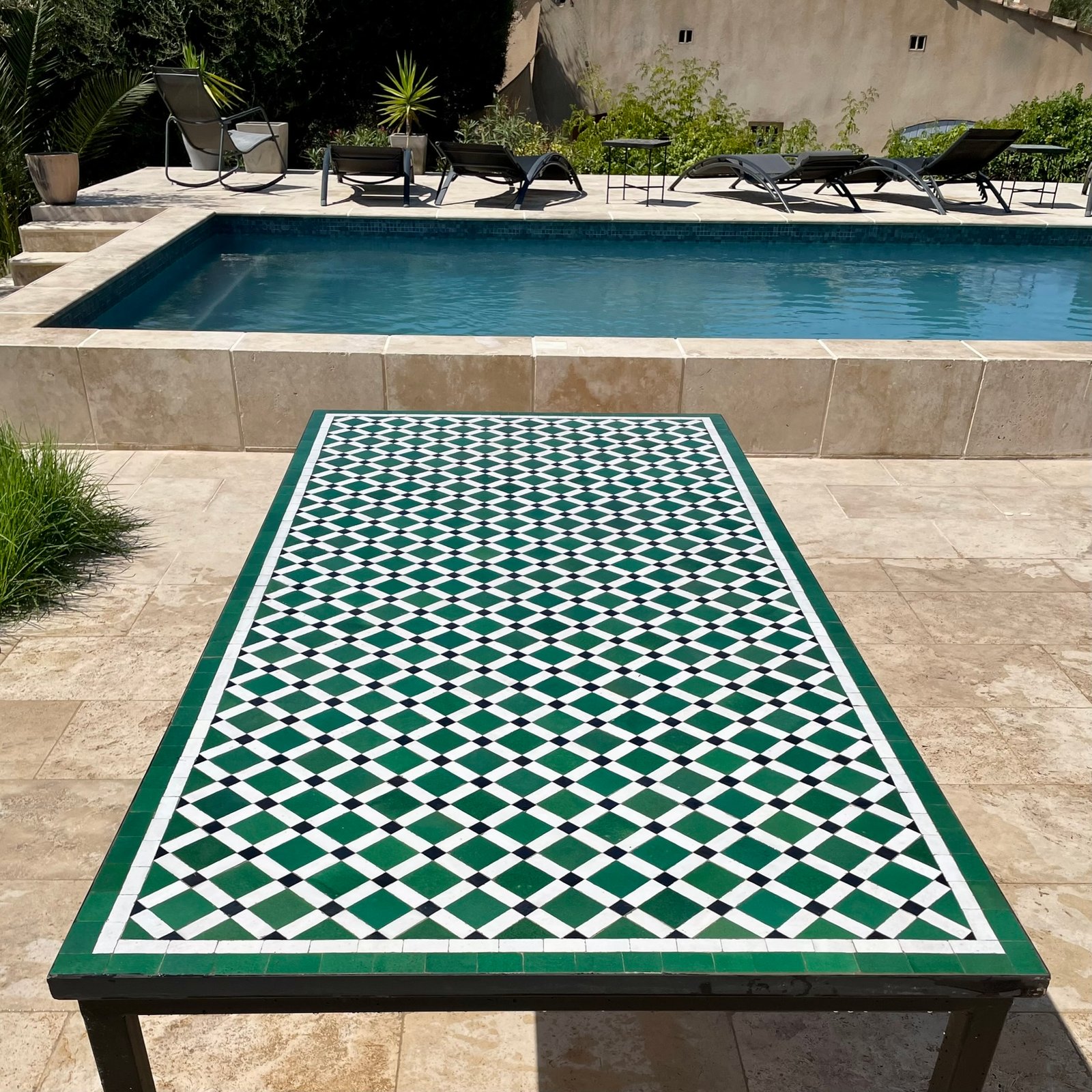 Table zellige damier vert blanc noir bord piscine