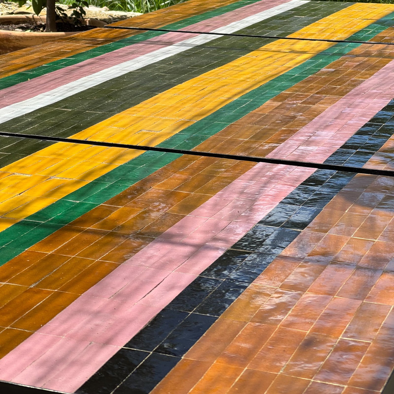 Table zellige détail carreaux émail