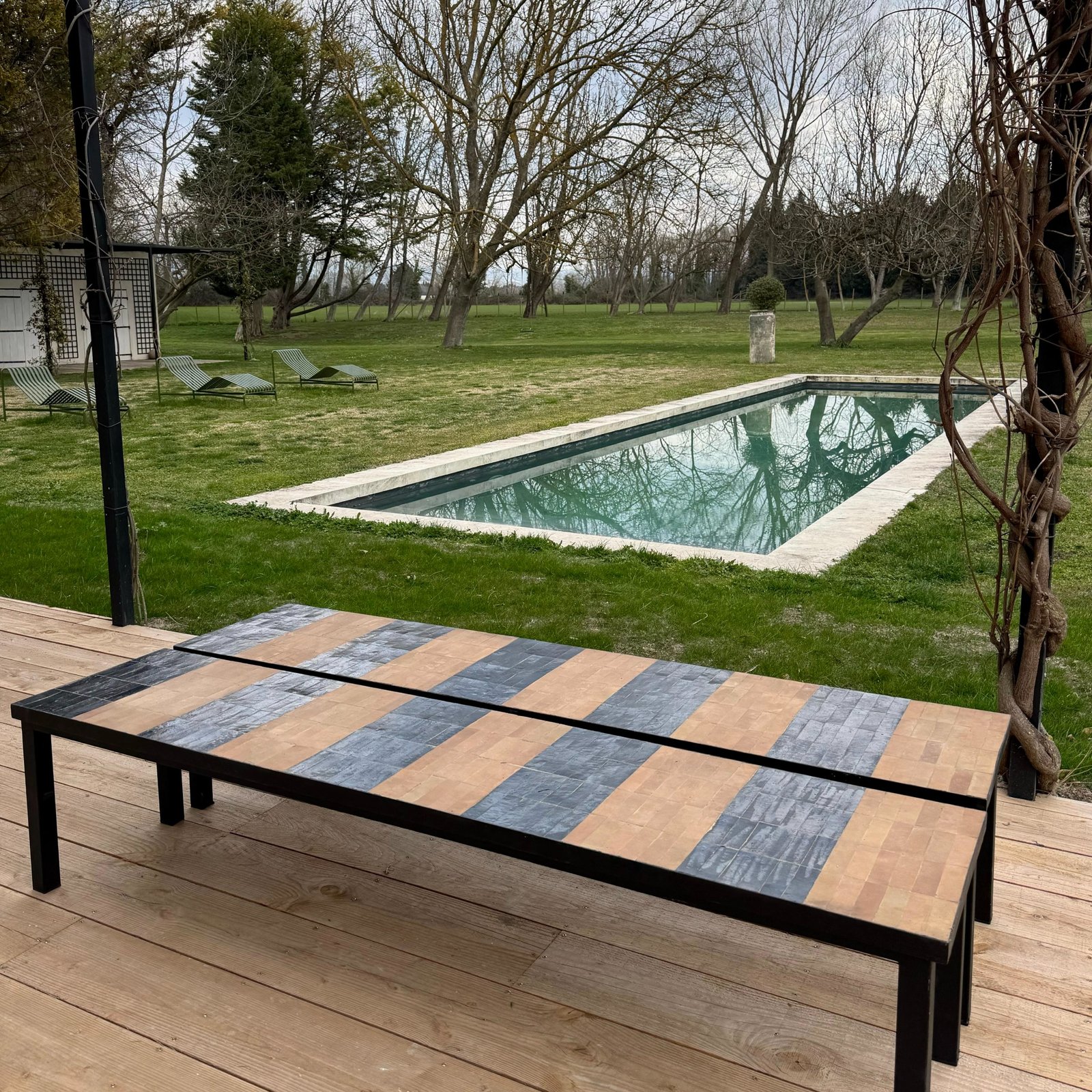 Table zellige extérieur bord piscine