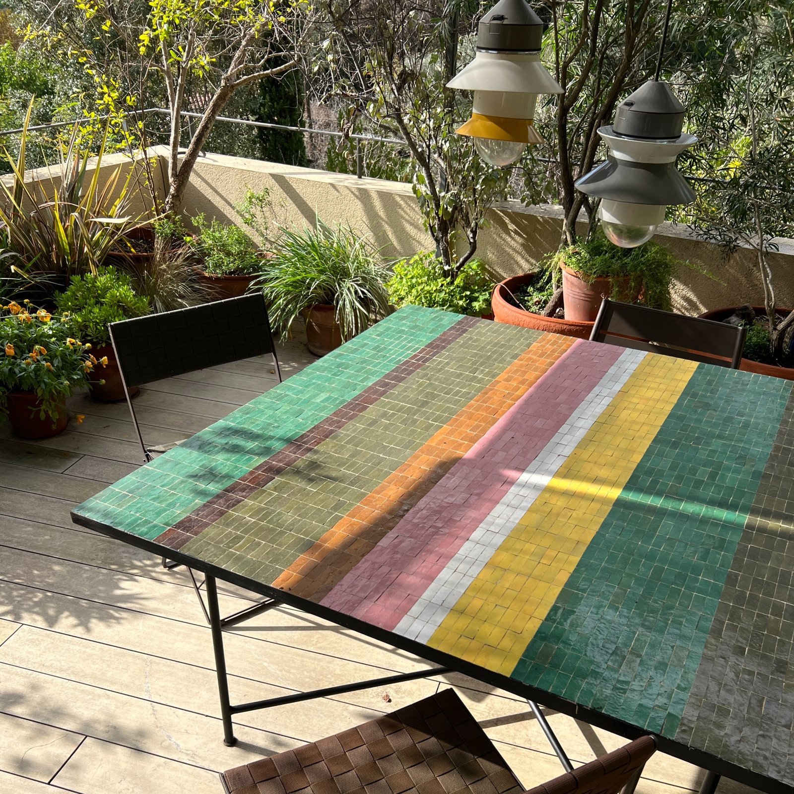 Table zellige extérieur terrasse vue angle