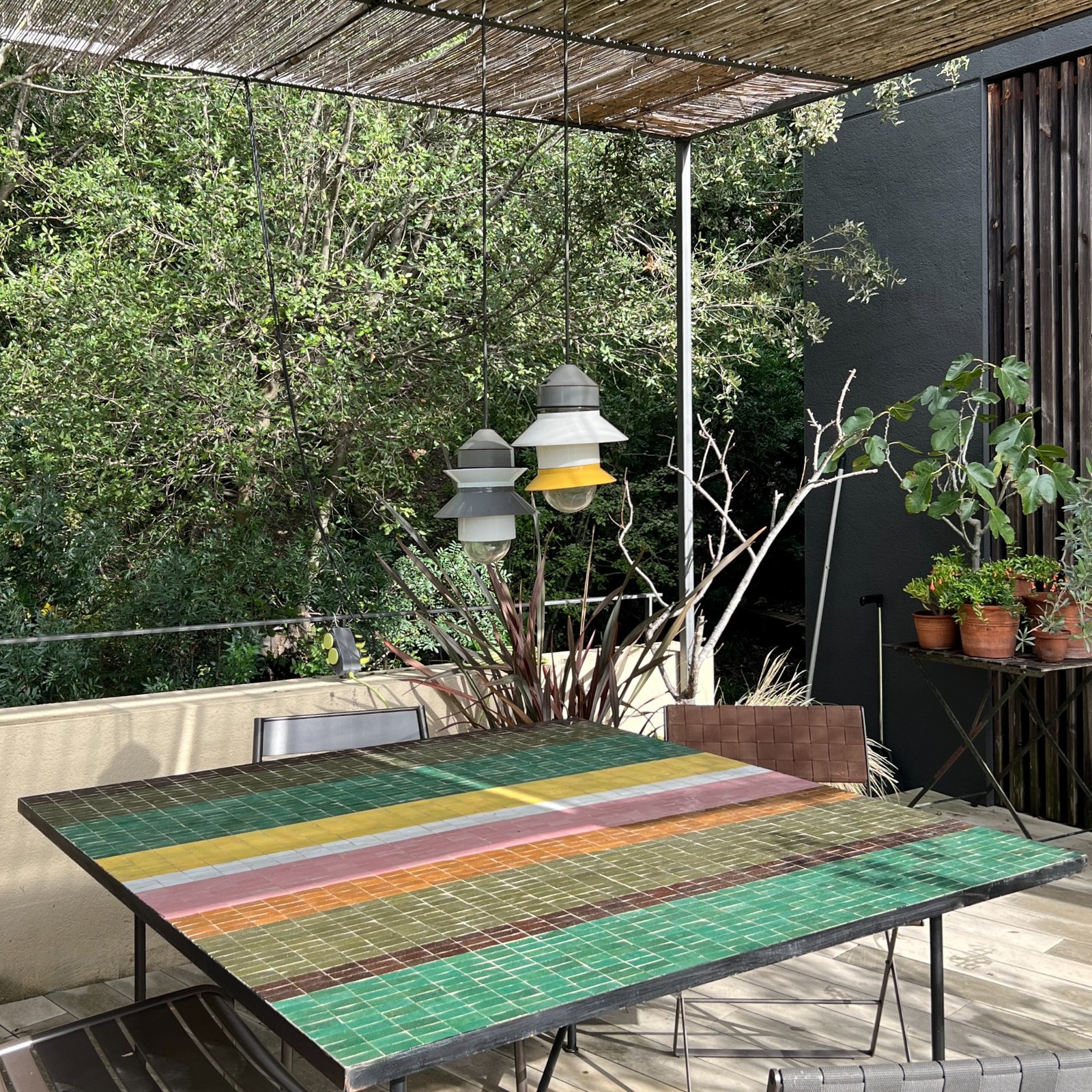 Table zellige extérieur terrasse vue ensemble