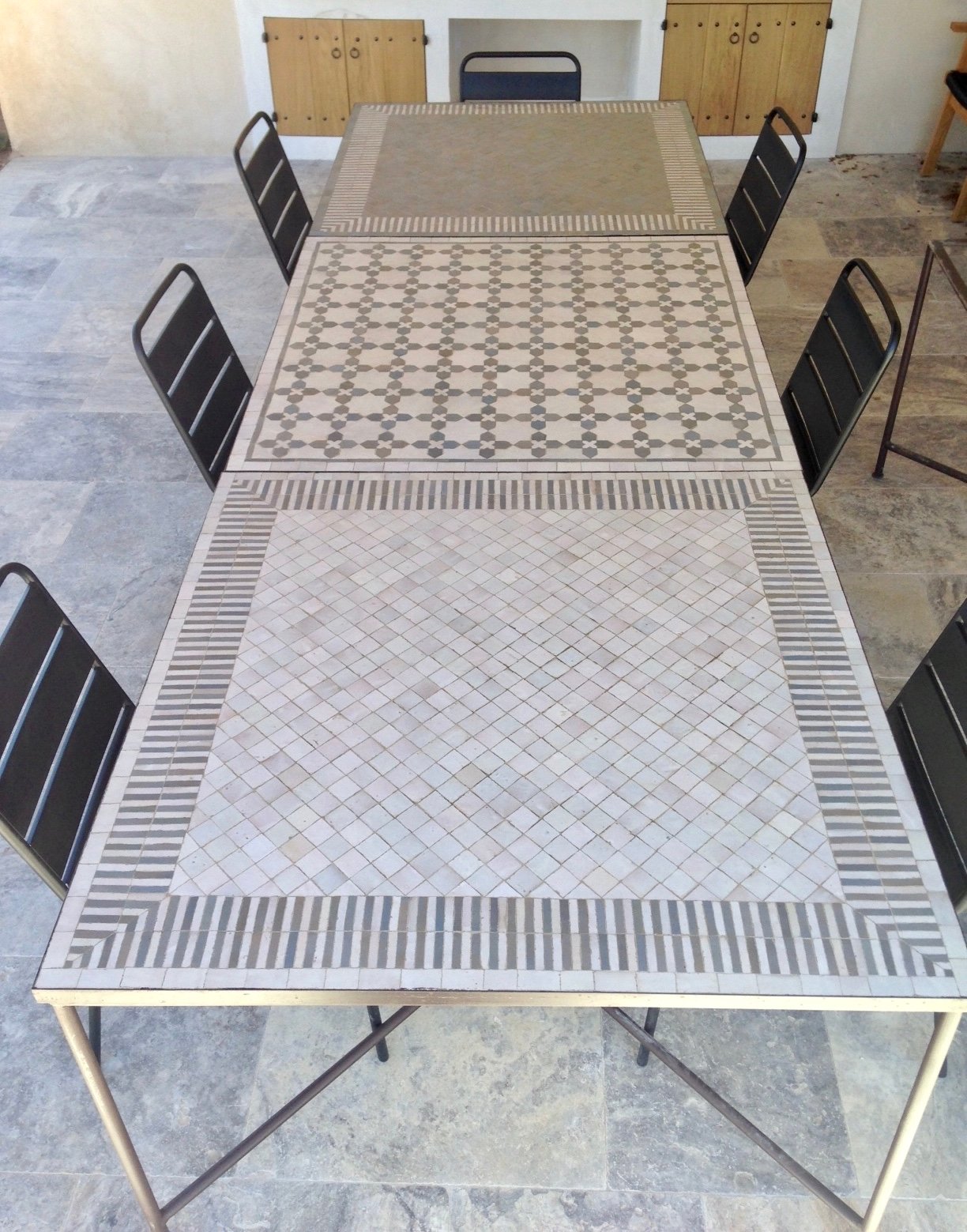 Table zellige rayée beige gris blanc atelier