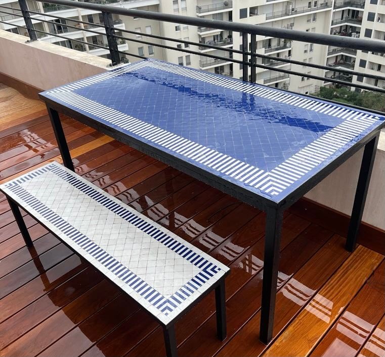 Table zellige rectangle bleu blanc rayée terrasse