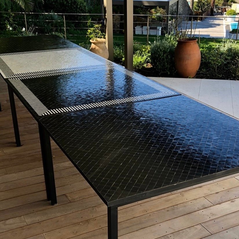 Table zellige rectangle noir rayée terrasse piscine