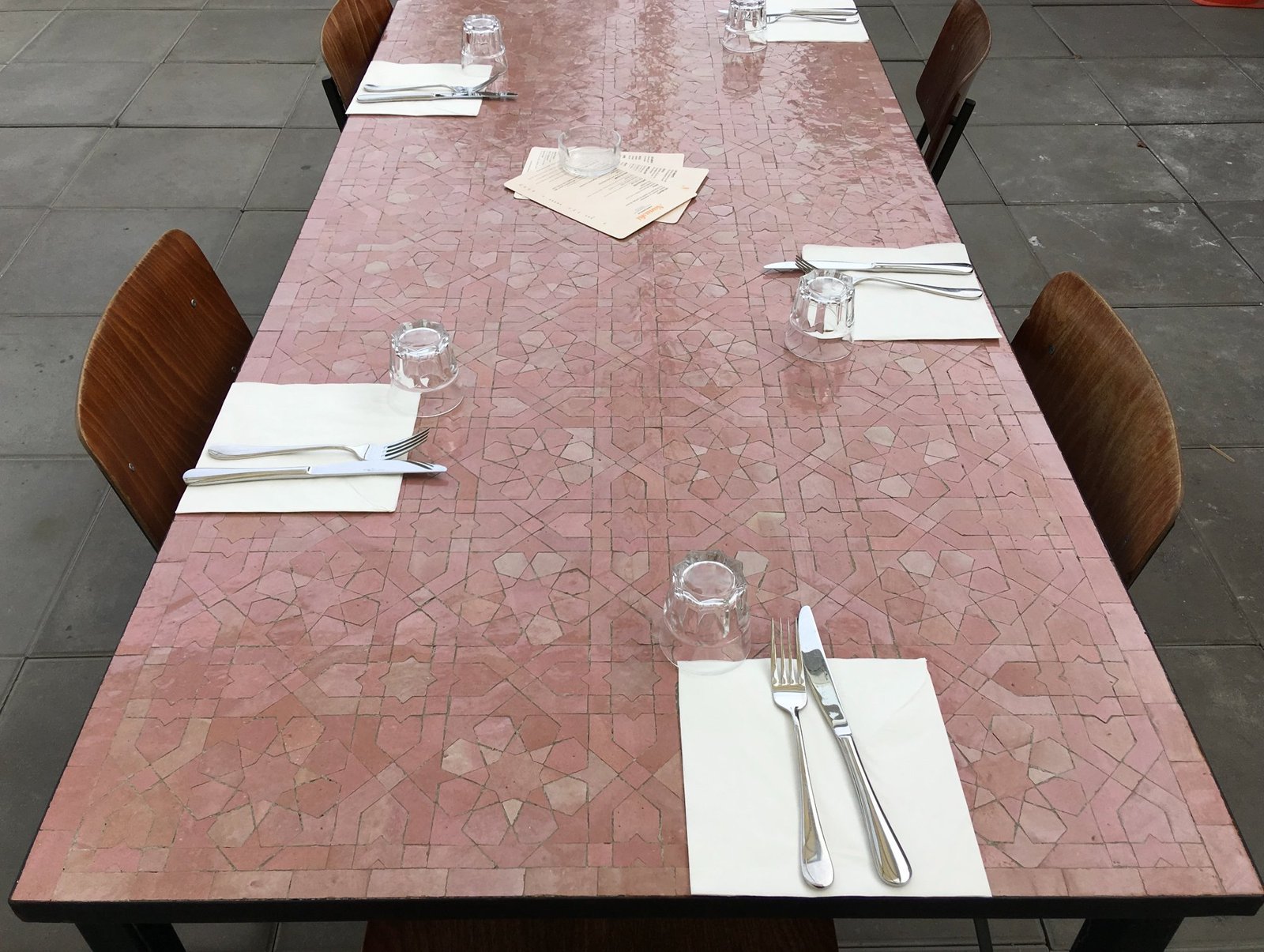 Table zellige rectangle rose saumon restaurant