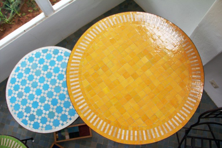 Table zellige ronde jaune bleu terre cuite